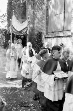 Prozession der St. Agnes-Gemeinde, Hamm - Nachkriegszeit: Priester und Ministranten beim Verlassen eines Gebäudes. Um 1946/47 [?]