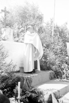 Prozession der St. Agnes-Gemeinde, Hamm - Nachkriegszeit: Priester mit Monstranz vor einer Altarstation. Um 1946/47 [?]