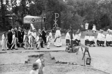 Prozession der St. Agnes-Gemeinde, Hamm - Nachkriegszeit: Prozessionszug auf der Ostenallee [?]. Um 1946/47 [?]