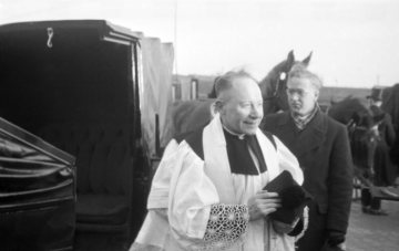 Hamm-Norden, um 1949/50: Pfarrer Johannes Bley bei seiner Ankunft zur Amtseinführung in der Herz-Jesu-Kirche.