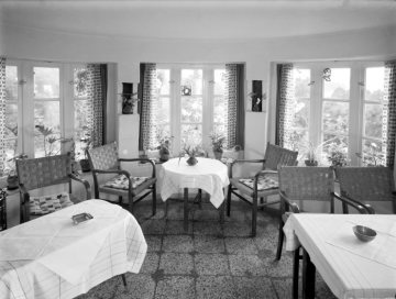 Speisezimmer im Wohnhaus des Bildhauers und Malers Fritz Viegener (1888-1976) in Möhnesee-Delecke. Undatiert.