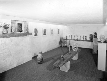 Skulpturenausstellung des Bildhauers Fritz Viegener (1888-1976) im Atelier seines Wohnhauses in Möhnesee-Delecke. Undatiert.