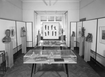 Skulpturenausstellung des Bildhauers Fritz Viegener (1888-1976). Standort unbezeichnet [Atelier seines Wohnhauses in Möhnesee-Delecke?]. 1967.