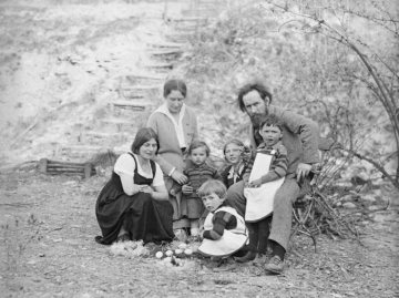 Der Maler Eberhard Viegener (1890-1967) und Ehefrau Cecilia (geb. Brie, Heirat 1920 - links), vermutlich mit ihren drei Kindern Felix (genannt Tobias, 1922-2000), Vincent und Amanda. Undatiert.