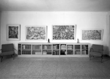 Kamin- und Bibliothekszimmer im Wohnhaus des Malers Eberhard Viegener (1890-1967) in Ense-Bilme bei Soest um 1959.