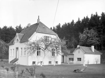 Wohnhaus des Malers Eberhard Viegener (1890-1967) am Haarweg in Ense-Bilme bei Soest,  erworben um 1920, aufgenommen 1959.