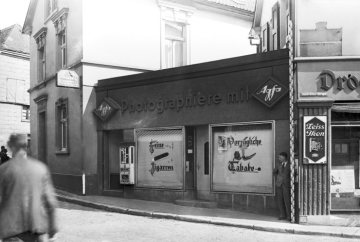 Herdecke, Hauptstraße 28 und 30: Ladengeschäft Zigarren Paulus, rechts angeschnitten: Drogerie Heckmann. Undatierte Vermessungsdokumentation der damaligen "Adolf-Hitler-Straße" [nach 1937].
