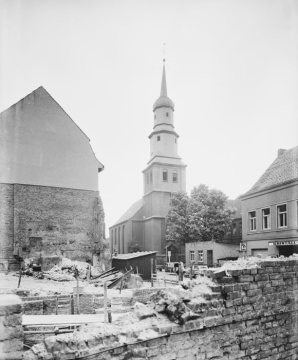 Wiederaufbau in Hamm nach 1945: Hausbau im zerstörten Quartier Martin-Luther-Straße, Blick auf die Lutherkirche, rechts: Gebäude des Kinos "Kristall-Palast". Undatiert.