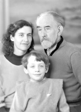 Der Maler Eberhard Viegener (1890-1967) mit seiner zweiten Ehefrau Annemarie Mehlhemmer (1916–2003, Malerin) und Sohn Florian. Undatiert, um 1959.