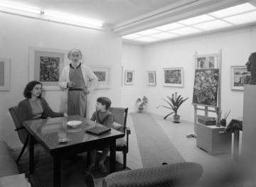 Der Maler Eberhard Viegener (1890-1967) im Jahr 1960 - der Siebzigjährige mit seiner zweiten Ehefrau Annemarie Mehlhemmer (1916–2003, Malerin) und Sohn Florian im Atelier seines Wohnhauses in Ense-Bilme bei Soest.