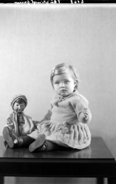 Mädchenporträt mit Puppe. Unbekannt, undatiert. Atelier Viegener, Hamm.
