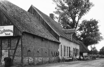 Gasthaus und Landstraße am ehemaligen Max-Clemens-Kanal in Neuenkirchen-Clemenshafen, um 1930?