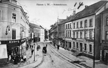 Hamm - Bahnhofstraße mit Bekleidungsgeschäft Gebrüder Alsberg an der Ecke Luisenstraße - hier mit moderner Glasfront [vgl. Bild Nr. 17_151]. Postkarte, undatiert, um 1920.