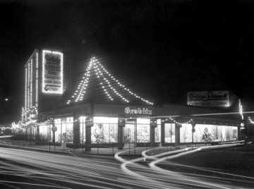Hamm-Altstadt um 1955: Kaufhaus Grabitz am Westentor im weihnachtlichen Lichterschmuck. Links: Fassadenwerbung Lederwaren Dellwig.