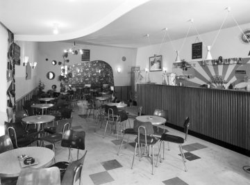 Eissalon „Venezia“, Hamm - Inhaber Gasperino Remor: Das Ladenlokal Weststraße 10 nach einer Renovierung - Ansicht 1960 [Anmerkung: gleicher Fußbodenbelag wie Bild Nr. 17_1298]