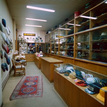 Geschäftsaufgabe 1993: Hutfachgeschäft B. Stark , Prinzipalmarkt - Blick auf die Warenkollektion
