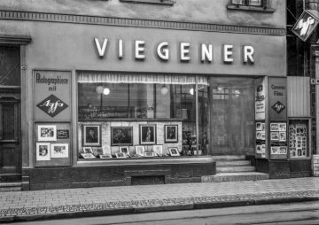 Das Fotoatelier Josef Viegener, Hamm - hier im 1930 bezogenen Geschäftslokal Oststraße 36 (ursprünglich eröffnet 1925 an der Oststraße 47) - zerstört durch Bombeneinschlag 1944 und wiedereröffnet 1949 an der Ostenallee 29. Undatiert, um 1938?