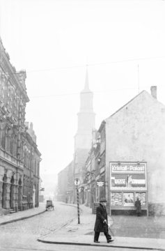 Hamm - Martin-Luther-Straße mit Blick auf die Lutherkirche. Rechts vorne Kinowerbung des Kristall-Palastes für "Die Weisse Schwadron". Undatiert, um 1936.
