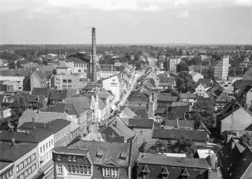 Hamm-Altstadt um 1963: Geschäftsviertel zwischen Oststraße (links) und Widumstraße - Blick vom Turm der Pauluskirche. Links: Kloster-Brauerei Pröpsting, rechts: Schutzbunker aus dem Zweiten Weltkrieg. Undatiert.