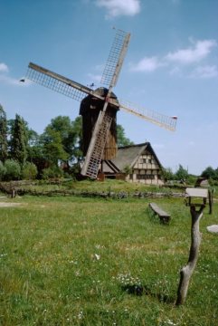 Freilichtmuseum Mühlenhof: Bockwindmühle von 1748 und Mühlenhaus aus dem Emsland, erbaut 1619