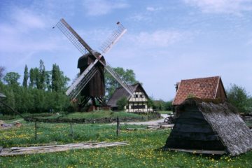 Freilichtmuseum Mühlenhof: Bleichhütte mit Bockmühle und Mühlenhaus im Hintergrund