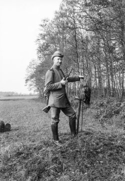 Förster Pieper mit seinem Jagduhu (auch "Hüttenuhu") auf Schloss Clarholz, in der Vogeljagd eingesetzt als Lockvogel, November 1917.