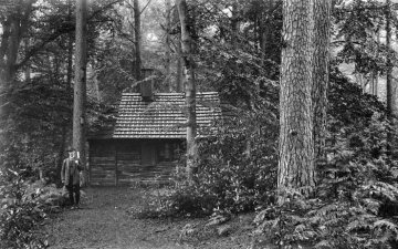 Dr. Hermann Reichling vor der Waldhütte im Kattmannskamp bei Ostbevern - undatiert, 1917?