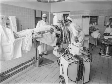Städtisches Krankenhaus Hamm: Im Operationssaal, 1957 - Röntgendiagnose mithilfe eines Sichtverstärkers. 