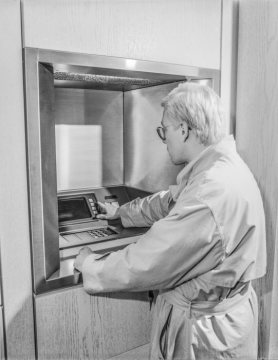 Kunde am Geldautomaten der Volksbank Hamm am Westentor, 1987.