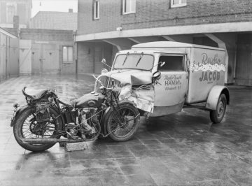 Motorrad und Firmenwagen von "Radio-Jacob" nach einem Verkehrsunfall - vermutlich fotografiert für die Tagespresse oder das polizeiliche Unfallprotokoll. Hamm, 1950.