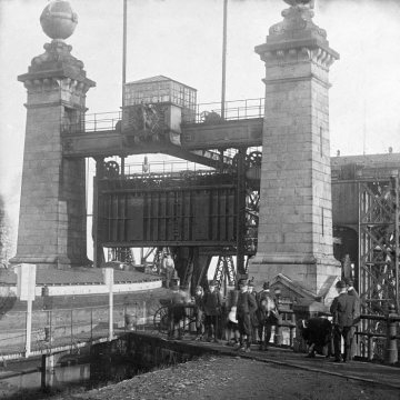Wandergruppe bei der Besichtigung des Schiffshebewerkes Henrichenburg, undatiert, um 1910?