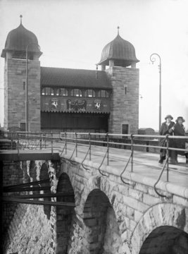 Schachtschleuse nördlich des Schiffshebewerks Henrichenburg am Dortmund-Ems-Kanal, erbaut 1909-1914 zur Entlastung des Schiffshebewerks, stillgelegt 1990, seit 1989 Technisches Kulturdenkmal. Vergleichsaufnahme von 2013 siehe Bild 11_3110.