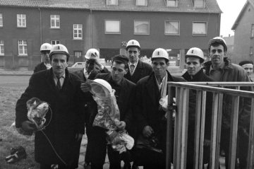 Castrop-Rauxel 1967: Neu eingetroffene Gastarbeiter für das Klöckner-Bergwerk Victor-Ickern mit ihrer Erstausstattung auf dem Weg zur Bergarbeiterwohnanlage "Vinckehof".