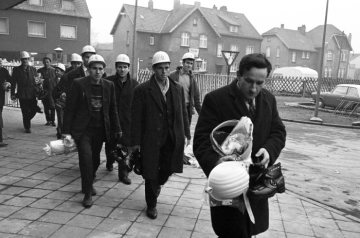 Castrop-Rauxel 1967: Neu eingetroffene Gastarbeiter für das Klöckner-Bergwerk Victor-Ickern mit ihrer Erstausstattung auf dem Weg zur Bergarbeiterwohnanlage "Vinckehof".