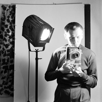 Im Fotostudio, 1965: Fotograf Helmut Orwat (*1938 Castrop-Rauxel) bei Kameraexperimenten.