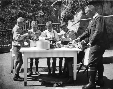 Jugendherberge Burg Altena: Jungengruppe mit Jugendleiter (?) beim Kartoffel schälen, undatiert, um 1920?