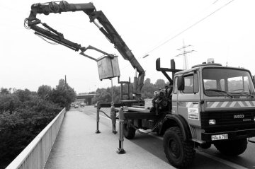 Emscherbrücke, Ickerner Straße in Castrop-Rauxel, in Fahrtrichtung Ickern, im Hintergrund Autobahnbrücke A2; vermutlich Inspektion der Emscherbrücke;  Fahrzeug mit Ausleger und Gondel der Firma Themel + Wagener GmbH, Hagen (Existenz 11/1986 - 02/2015), Juni 1988.