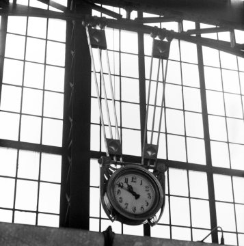Industriemuseum Zeche Zollern, Dortmund: Uhr über den Schalttafeln in der Maschinenhalle, 1974.