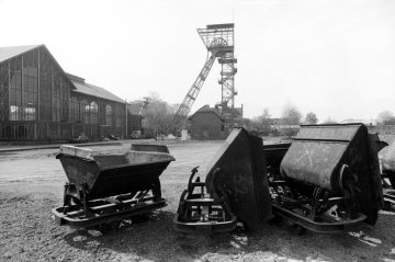 Industriemuseum Zeche Zollern, Dortmund, April 1988: Zechenrelikte mit Blick auf die Maschinenhalle (Restaurierung ab 2009) und das Fördergerüst.