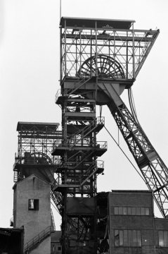 Zeche Friedrich der Große 3/4, Herne-Börnig - in Betrieb 1874-1978, Abbau der Fördergerüste 1980. Ein Fördergerüst wurde 1986/1988 auf Zollern IV in Dortmund-Bövinghausen (heute LWL-Industriemuseum) wiedererrichtet und ersetzt dort ein baugleiches Modell.