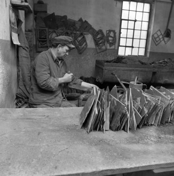 Schiefergrube MAGOG, Bad Fredeburg, eröffnet 1851: Steinmetz bei der Zurichtung von Schieferplatten zur Herstellung von Dach- und Fassadenschindeln, Oktober 1974.