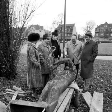 Aufstellung eines Bergmannsdenkmals an der Ickerner Straße, Castrop-Rauxel. Dezember 1982.