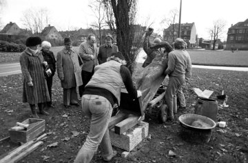 Aufstellung eines Bergmannsdenkmals an der Ickerner Straße, Castrop-Rauxel. Dezember 1982.
