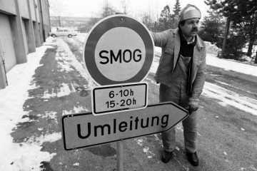 Smog-Alarm in Castrop-Rauxel, Januar 1987: Straßenwärter bei der Vorbereitung von Straßensperren.