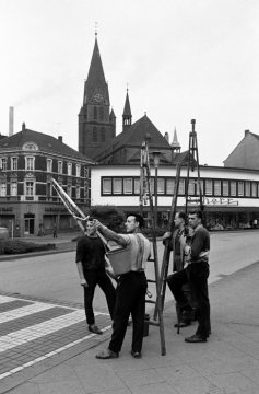 Fensterputzer-Team mit Adolf Michels (vorn) auf dem Weg zum Einsatz, Castrop-Rauxel, 1962 - im Hintergrund die Lambertus-Kirche.