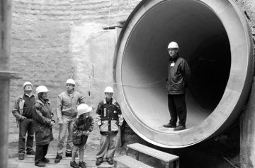 Castrop-Rauxel, 1997: Führung der Emschergenossenschaft zur Renaturierung des Deininghauser Bachs - ehemaliger Abwasserkanal mit unterirdischem Abschnitt in Rauxel/Schulstraße, nach Sanierung oberirdisch zurückgeführt.