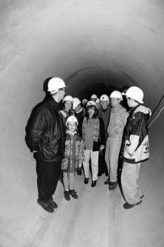 Castrop-Rauxel, 1997: Führung der Emschergenossenschaft zur Renaturierung des Deininghauser Bachs - ehemaliger Abwasserkanal mit unterirdischem Abschnitt in Rauxel/Schulstraße, nach Sanierung oberirdisch zurückgeführt.