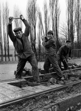 Die ersten Gastarbeiter in Castrop-Rauxel, um 1960: Jugoslawen beim Abriss von Straßenbahnschienen.