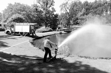 Feuerwehreinsatz in Castrop-Rauxel, Juli 1990: Kaltwasseranreicherung des sauerstoffarmen Goldschmieding-Teiches, Patenschaftsgewässer des Angel- und Gewässerschutzvereins DOCAS-Blinker 1982 e.V.