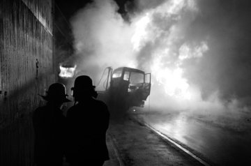 Feuerwehreinsatz in Castrop-Rauxel, März 1981: Brandbekämpfung nach der Explosion eines Tanklastzuges in der Beethovenstraße.